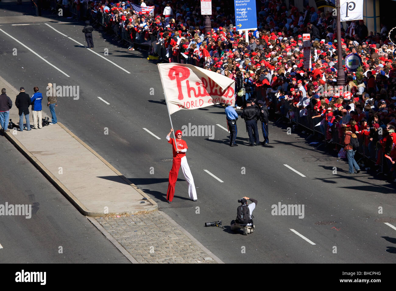 Mann auf Stelzen hisst Riesen Philadelphia Phillies Banner und Flagge während der Phillies World Series Sieg feiern Stockfoto