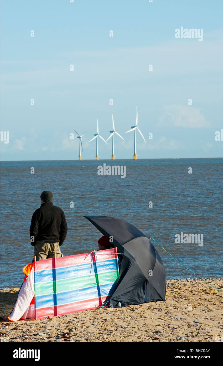 Fischer und Offshore-Wind-Bauernhof, Nordsee, Norfolk Küste, East Anglia UK Stockfoto