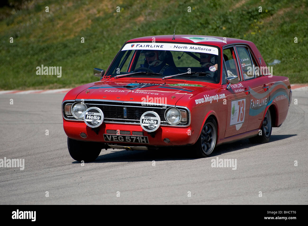 Roten Ford Cortina Oldtimer Rennen in einer Kundgebung in Spanien. Stockfoto