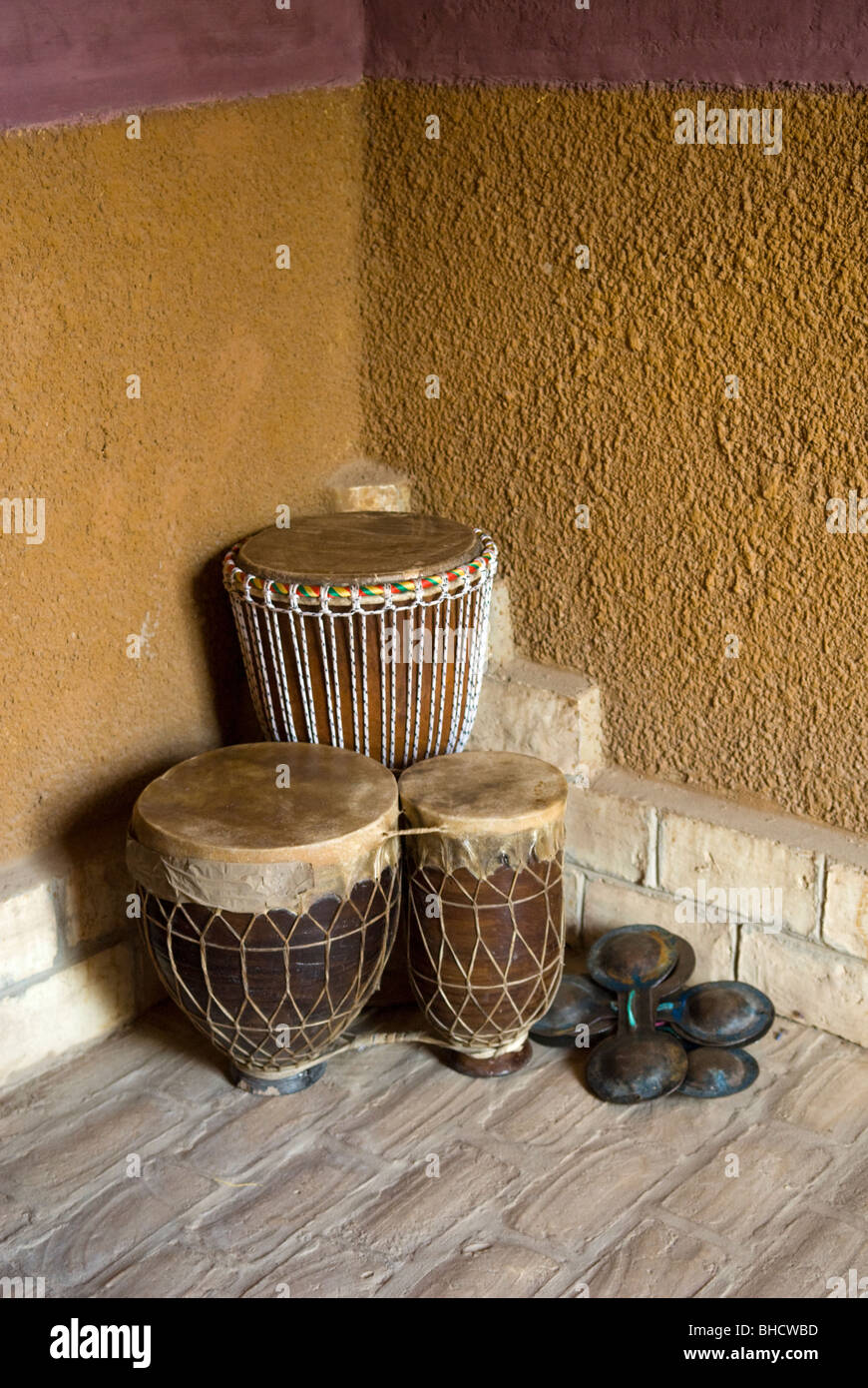 Traditionelle afrikanische Trommeln und Qarqaba, Mergouza, Marokko. Stockfoto