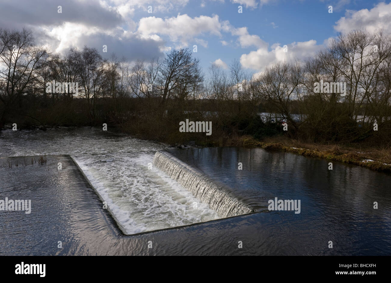 Wasser fließt über eine Overspill Wehr Teil des Grand Union Canal in der Nähe von Harefield Middlesex West London UK Stockfoto