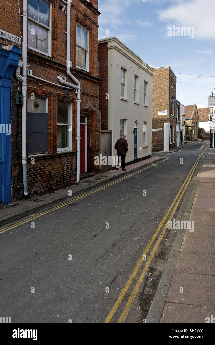Ein Mann zu Fuß entlang der nahen Straße in Deal in Kent. Stockfoto