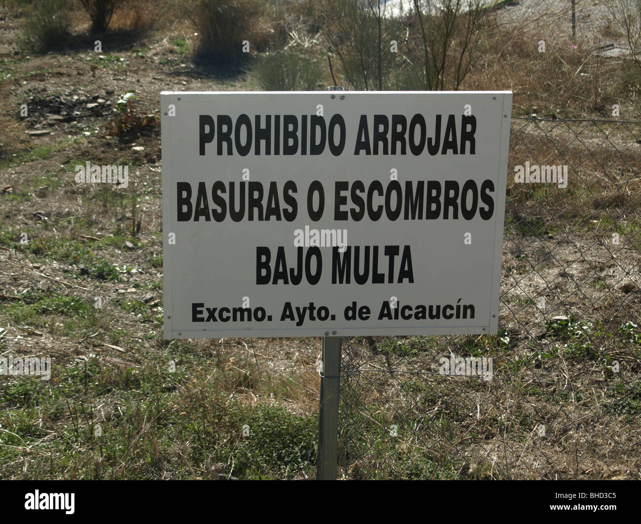 Spanische Gemeinderat anmelden "rural Feld, Spanien, werfen Müll verboten ist, Alcaucin, Andalusien". Stockfoto