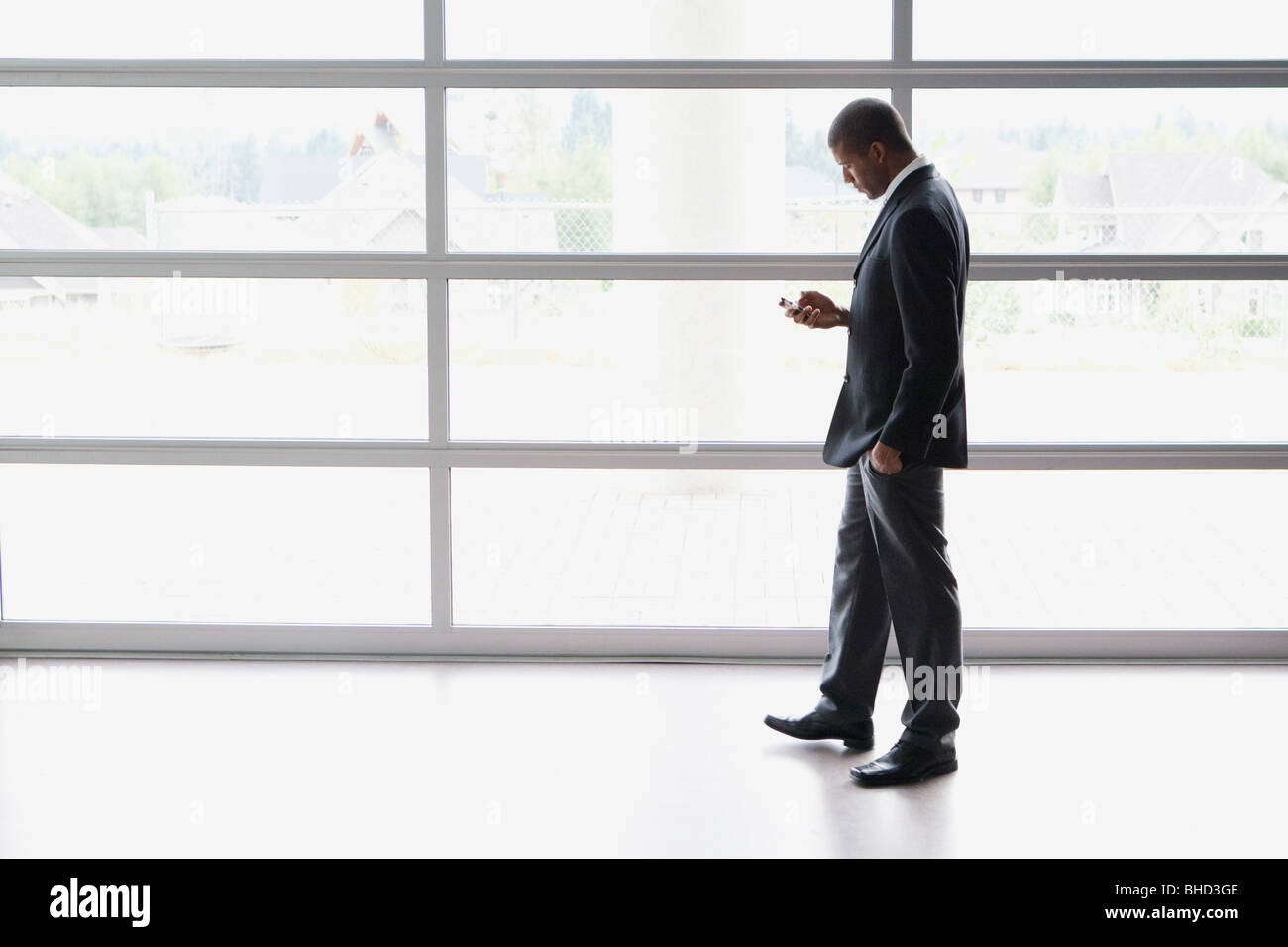 Afrikanischen Geschäftsmann SMS auf Handy Stockfoto