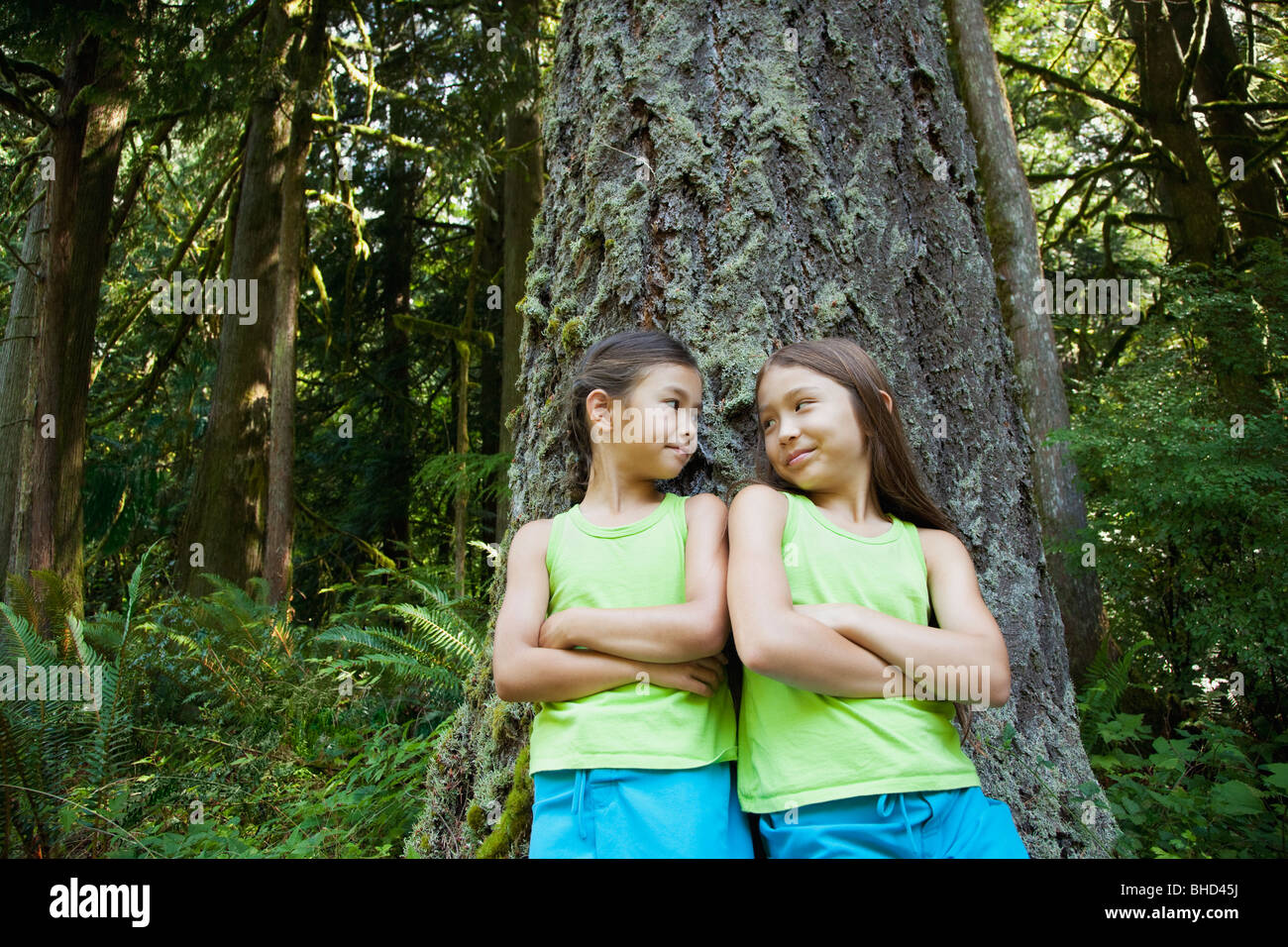 Gemischte Rassen Mädchen stützte sich auf Baum Stockfoto