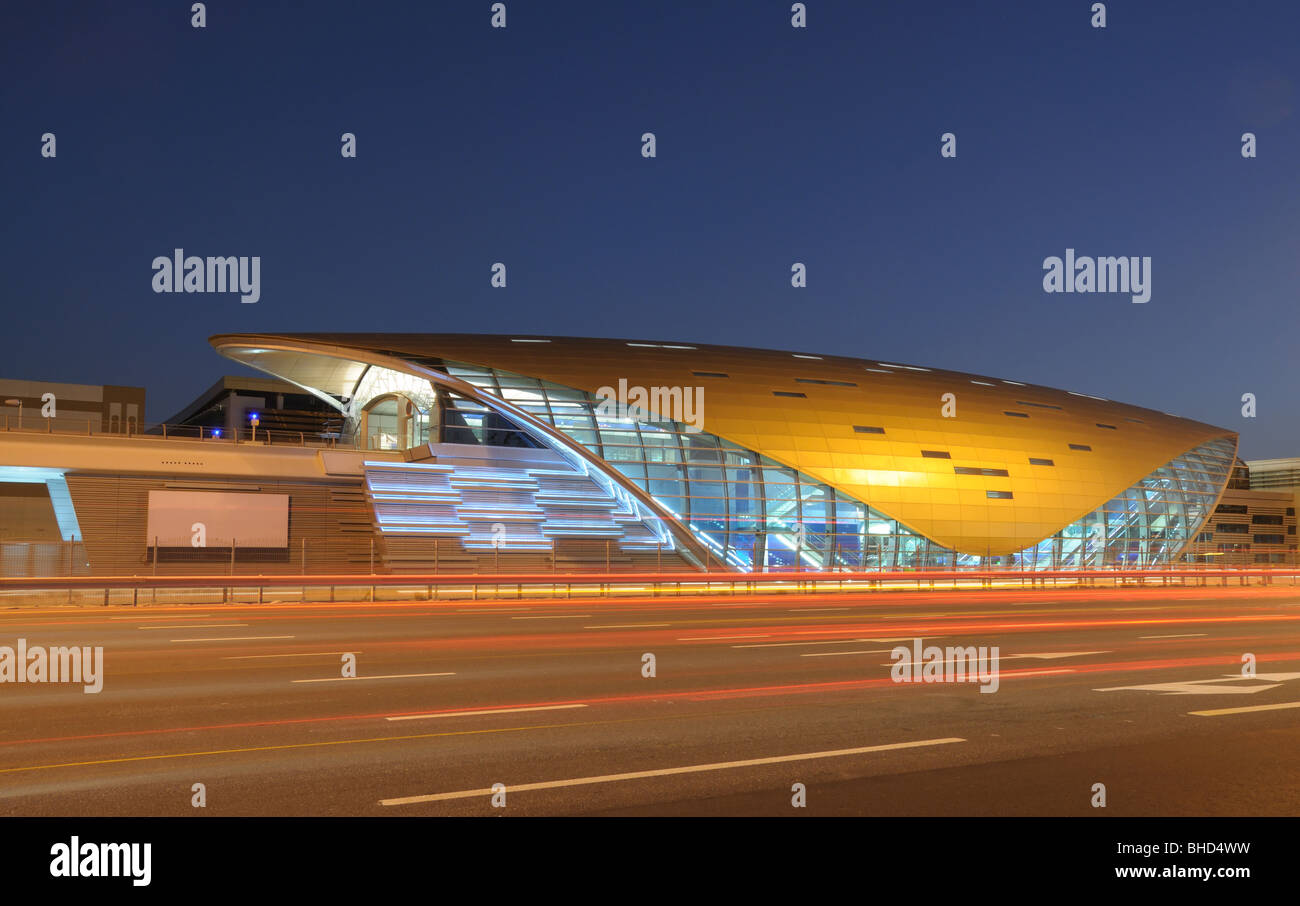 Futuristische neue Dubai Metro Station in der Abenddämmerung. Dubai, Vereinigte Arabische Emirate Stockfoto