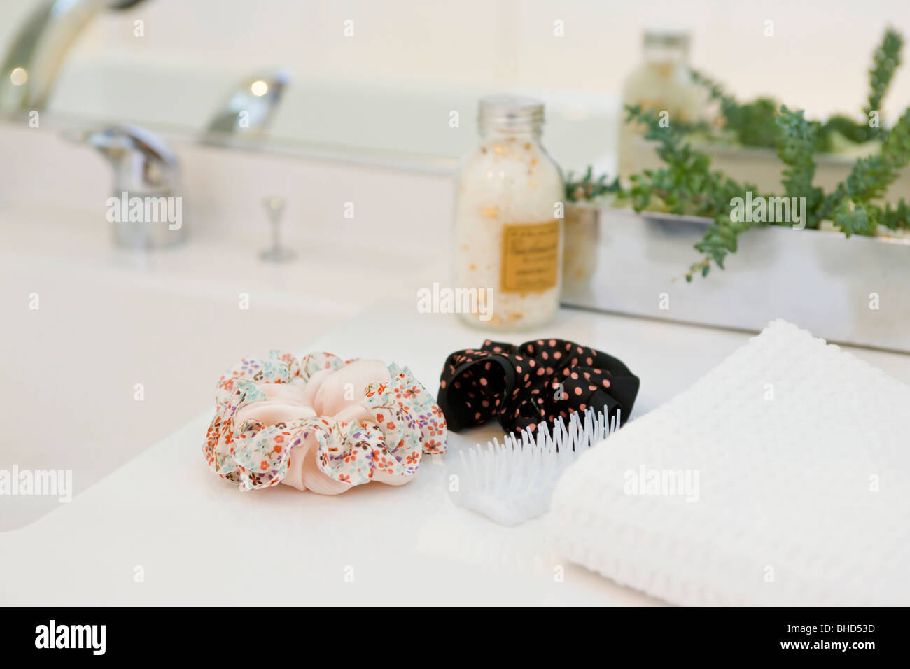 Haarbürste und Haar Gummizüge im Badezimmer Stockfoto