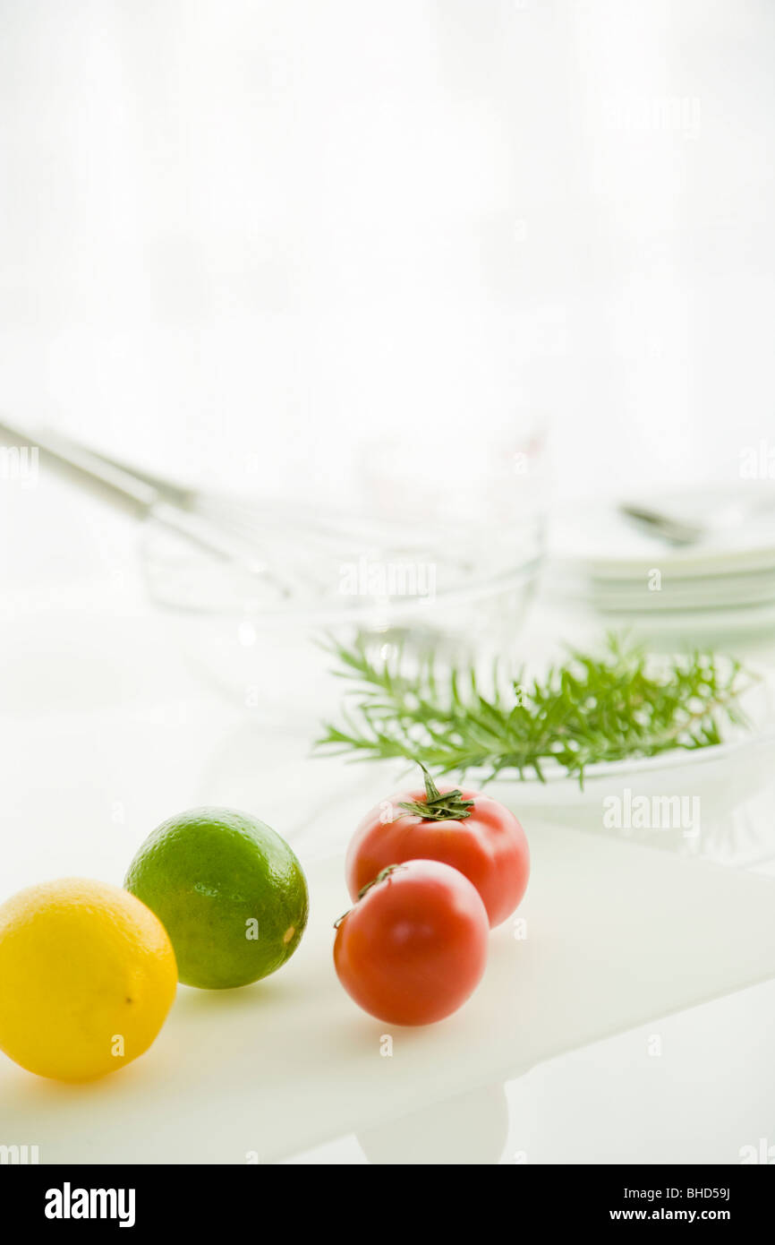 Frische Tomaten, Zitrone, Limette und Kräuter Stockfoto