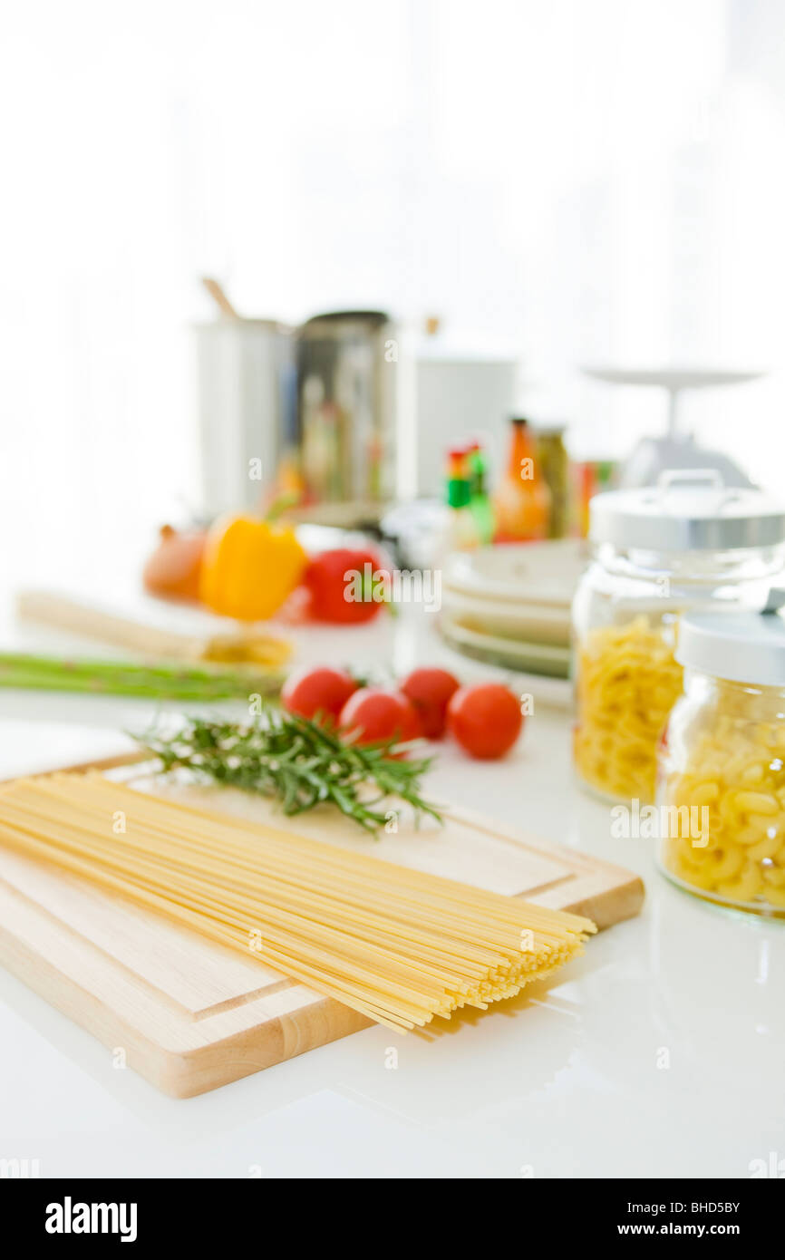 Pasta und frischen Zutaten fertig gekocht zu werden Stockfoto