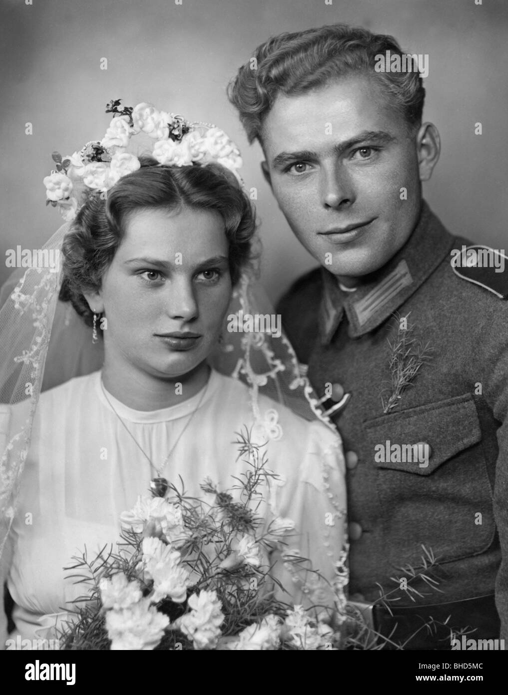 Menschen, Hochzeit, brautpaar, Frau im Hochzeitskleid und Mann in Uniform der Wehrmacht, ca. 1942, Stockfoto