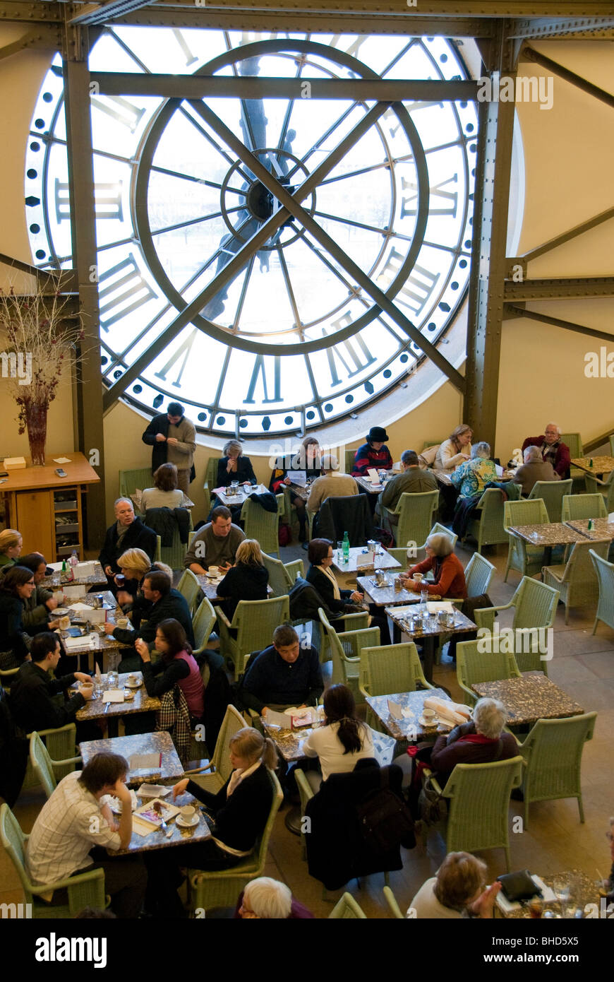 Paris, Frankreich, Große Menschenmengen, Gemeinsame Mahlzeiten, Getränke, Hochwinkel, französische Denkmäler, Kunstmuseum, Musée d'Orsay, Café de l'Horloge Übersicht, riesige numerische Uhr Stockfoto