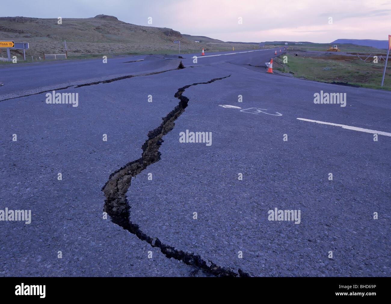 Schaden Sie in Straße von Erdbeben, Island Stockfoto