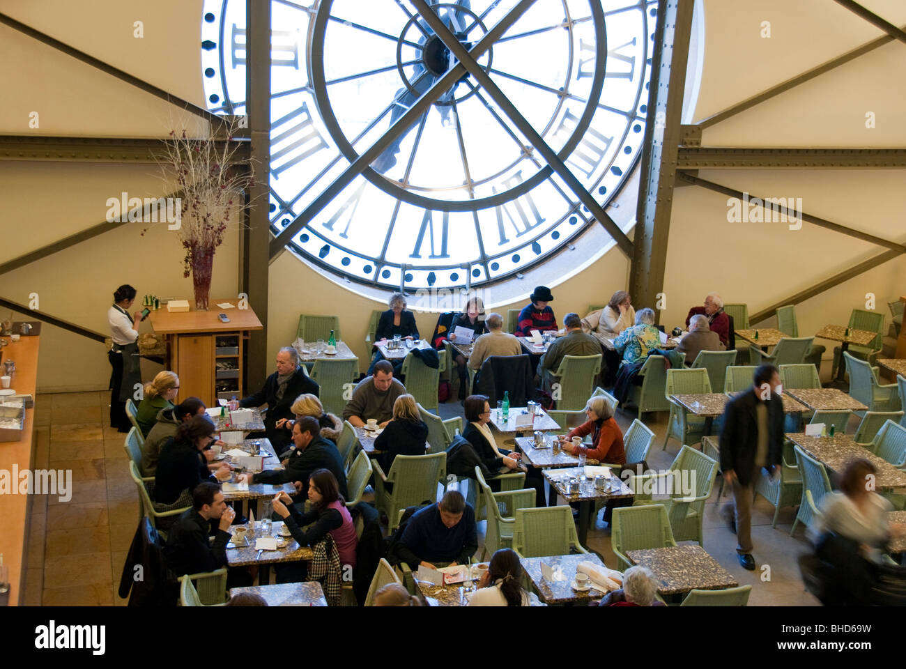 Paris, Frankreich, Französische Denkmäler, Kunstmuseum, 'Musée d'Orsay', Menschen sitzen in Paris Café, europäisches Restaurant Überblick Inside 'Cafe de l'Horloge' Crowd Paris Bistro interior Cafe paris Stockfoto