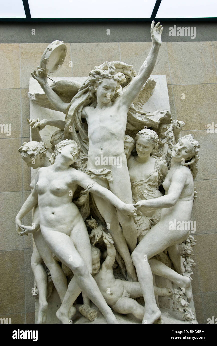 Paris, Frankreich - Orsay Museum, zentraler Skulpturengang, mit Sammlung französischer Skulpturen aus dem 19. Jahrhundert, 'Tanz' Marmorskulptur Frauenfigur, urbane Kunst Paris, romantische Kunst Stockfoto
