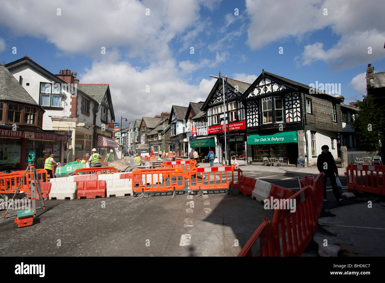 Baustellen - keine Reise-Barriere-Kapitel 8 Barriere temporäre Website Fechten & Fußgängerzone Barrieren Windermere Town Centre Enhancement Stockfoto