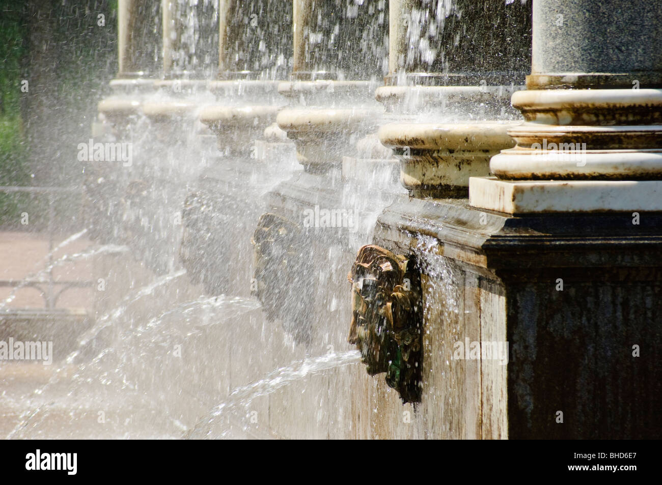 Brunnen auf dem Gelände des ehemaligen kaiserlichen Palast von Peterhof (Peterhof), St. Petersburg, Russland Stockfoto