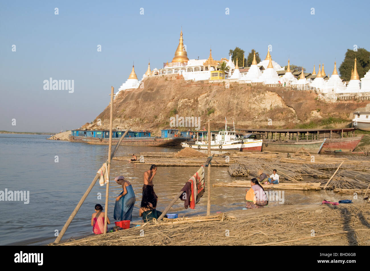 MYANMAR BURMA BUDDHISTISCHEN TEMPELN IN SAGAING IN DER NÄHE VON MANDALAY HAFEN AM FLUSS IRRAWADY Stockfoto