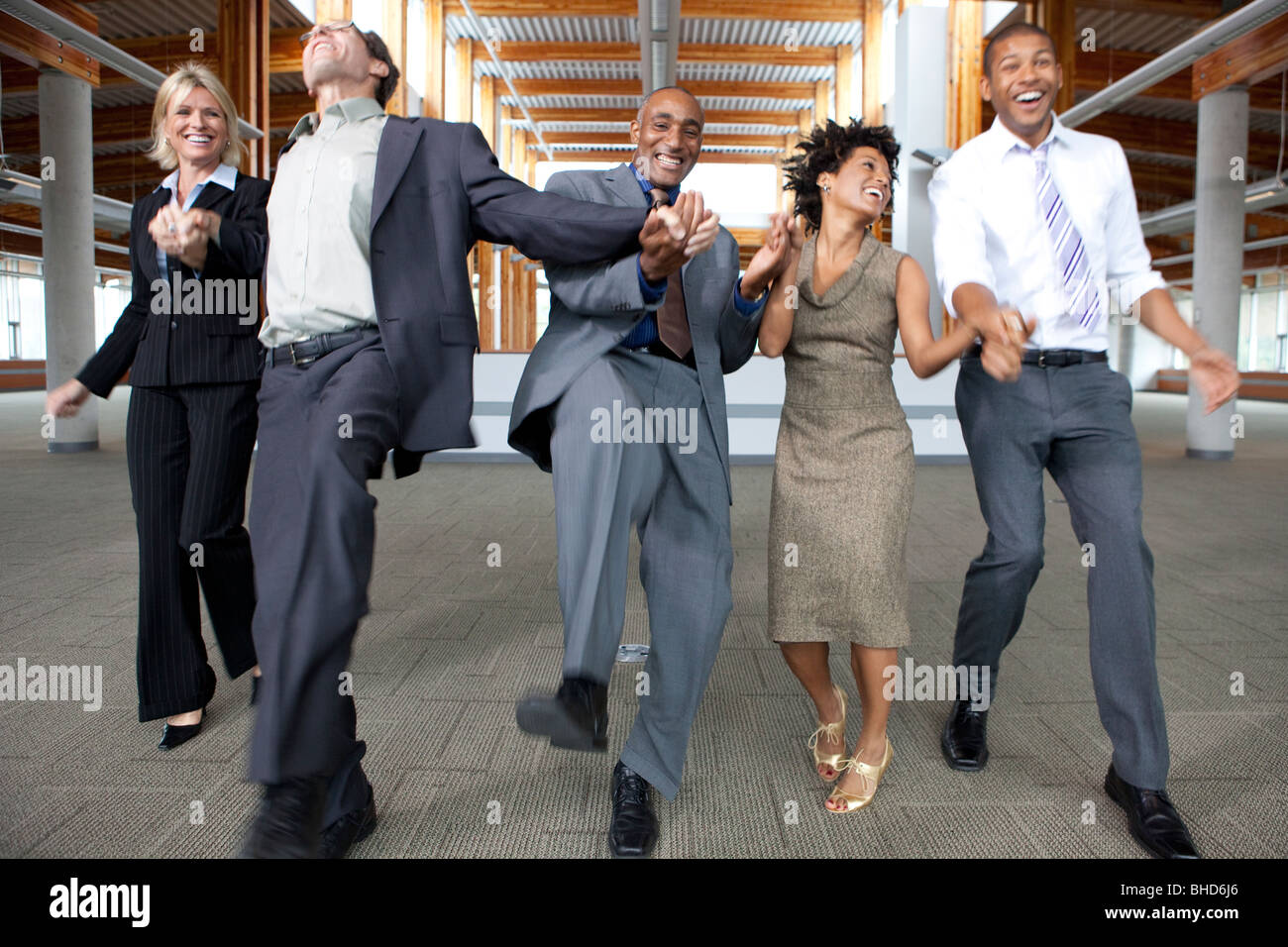 Business-Leute, die tanzen in leeren Büroflächen Stockfoto