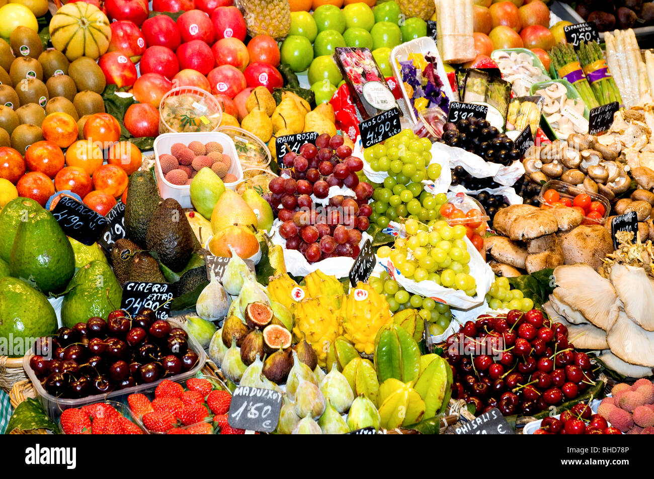Obst und Gemüse zum Verkauf in La Boqueria, Barcelona Spanien Stockfoto
