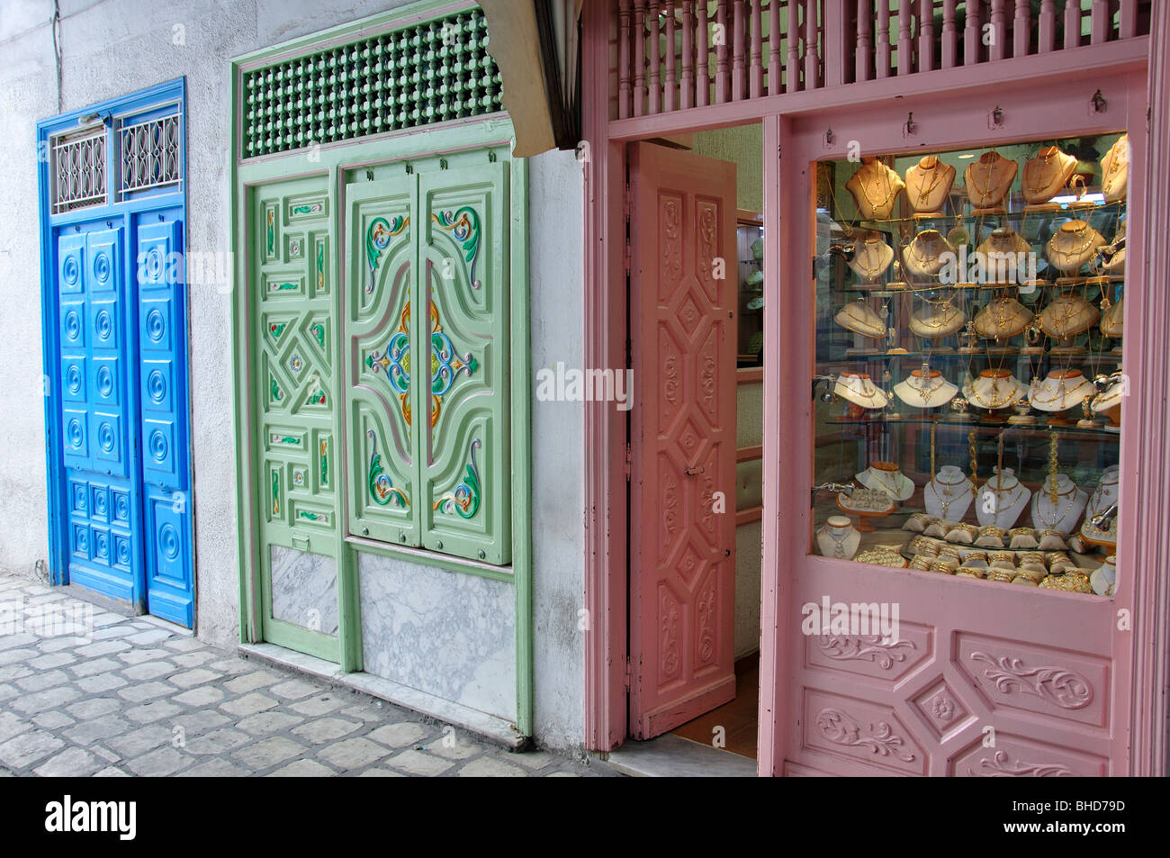 Geschäfte mit reich verzierten Fassaden, Kairouan Medina, Kairouan, Kairouan Governorate, Tunesien Stockfoto