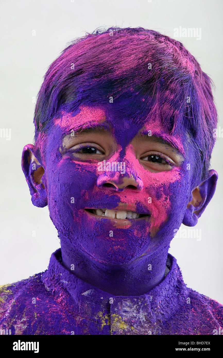 Junge bedeckt mit Holi Farben Stockfoto