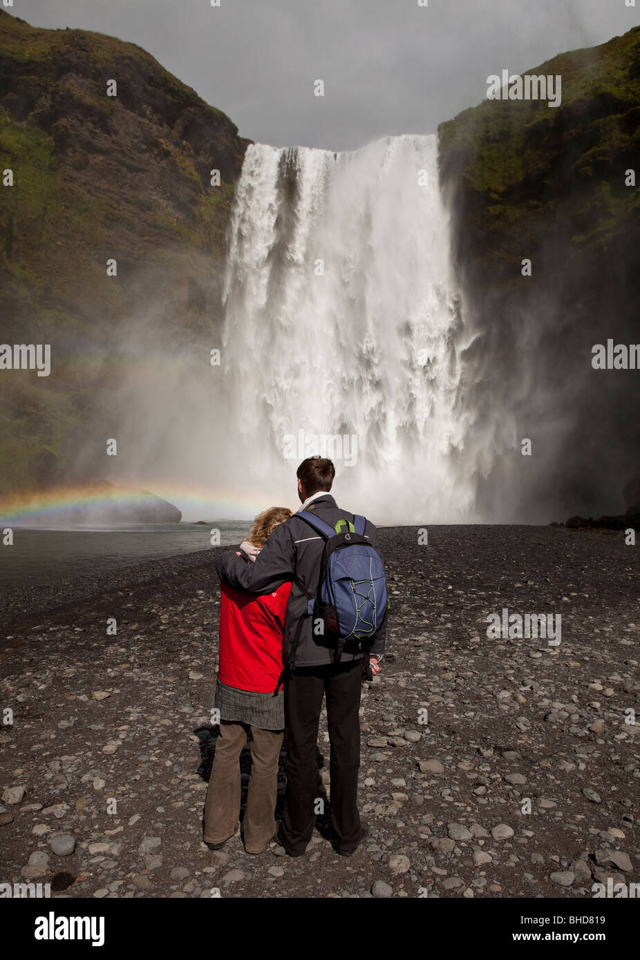 Paar genießt Skogafoss Wasserfall, Island Stockfoto