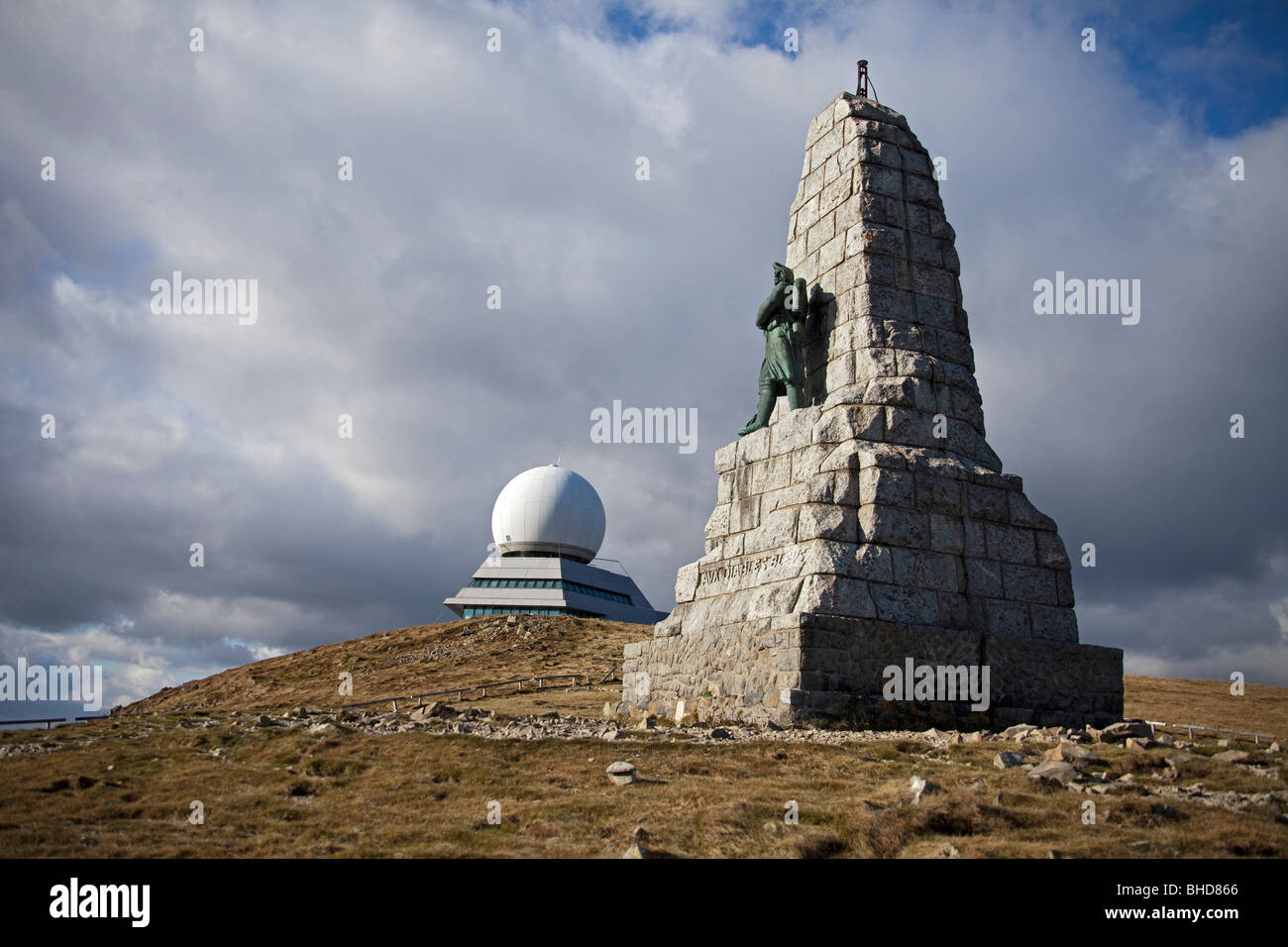 Ballon de Guebwiller. Le Grand Ballon. Blick auf die Radom - Radarstation Kommunikation. + Diables Bleus Denkmal. 099458 Alsace Stockfoto