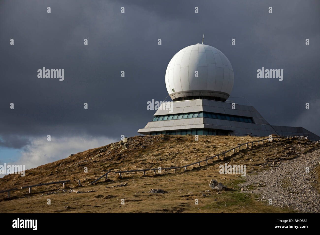 Ballon de Guebwiller. Le Grand Ballon. Blick auf die Radom - Radarstation Kommunikation. 099470 Alsace Stockfoto