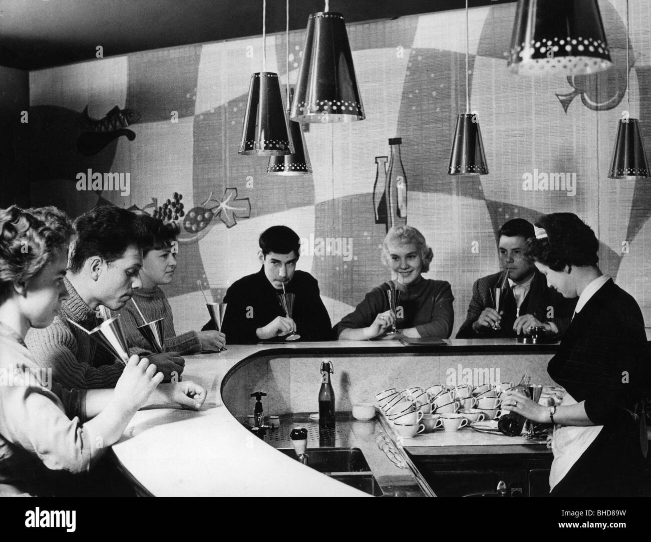 Gastronomie, Gasthäuser, Jugendliche an der Bar des Ferienhauses "Fritz Reuter", Boltenhagen an der Ostsee, Deutsche Demokratische Republik, April 1961, Stockfoto