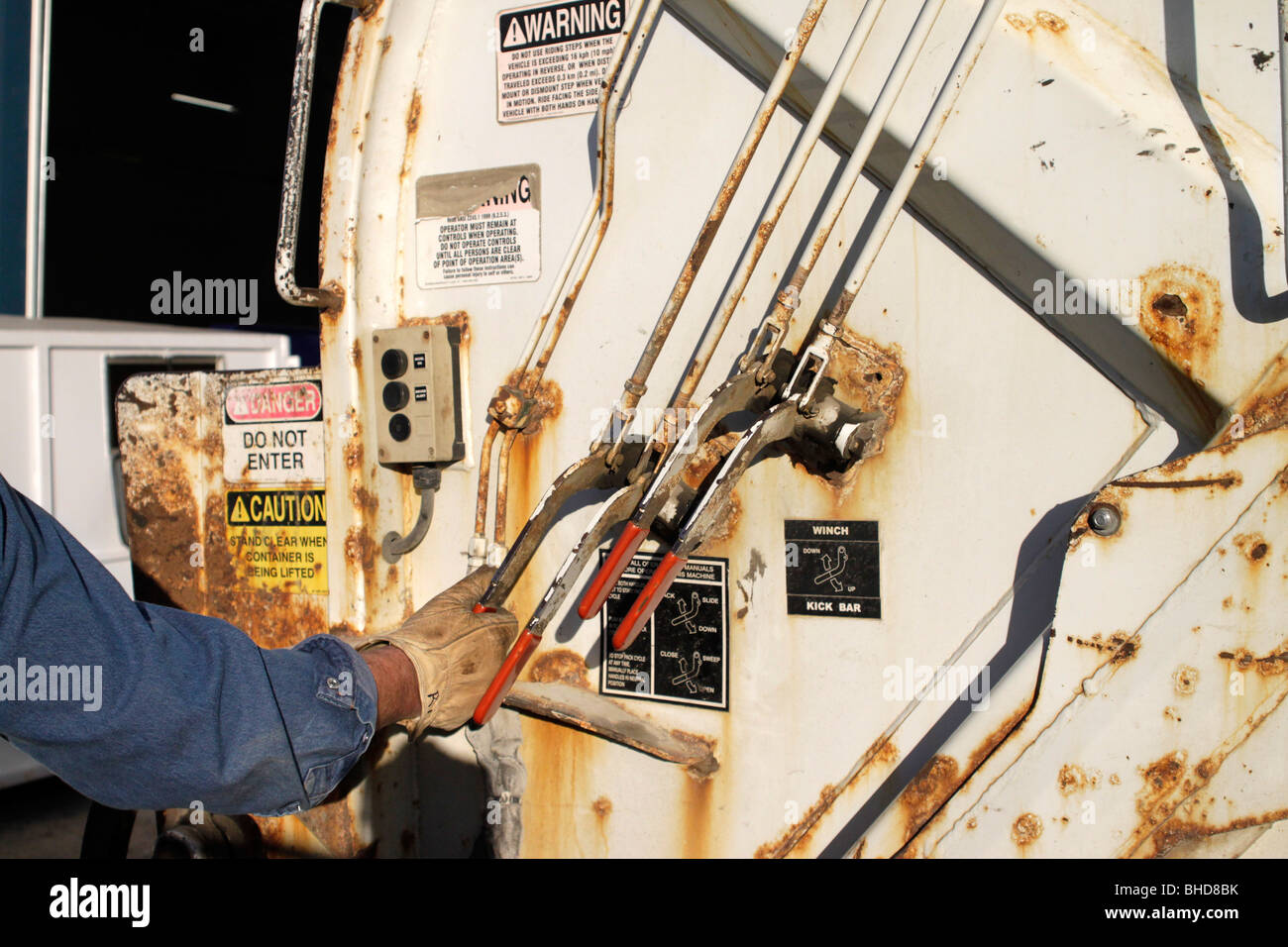Sanitärer Ingenieur betreibt Hydrauliksteuerungen Sammlung Müllfahrzeug Stockfoto