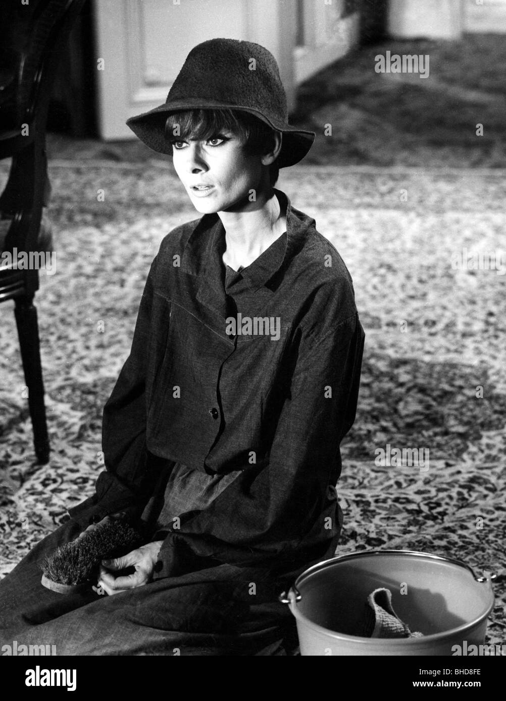 Hepburn, Audrey, 4.5.1929 - 20.1.1993, britische Schauspielerin, halbe Länge, Reinigung, Stockfoto