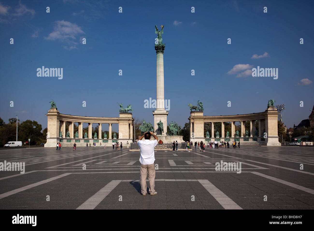 Ein Mann, der Aufnahme eines Fotos im Hősök Tere Heldenplatz Stockfoto