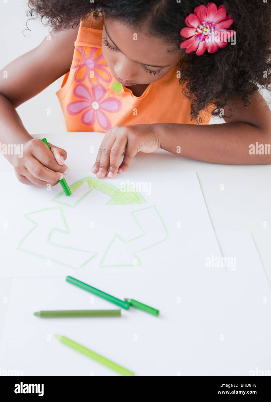 Gemischte Rassen Mädchen recycling-Symbol mit Buntstiften zeichnen Stockfoto