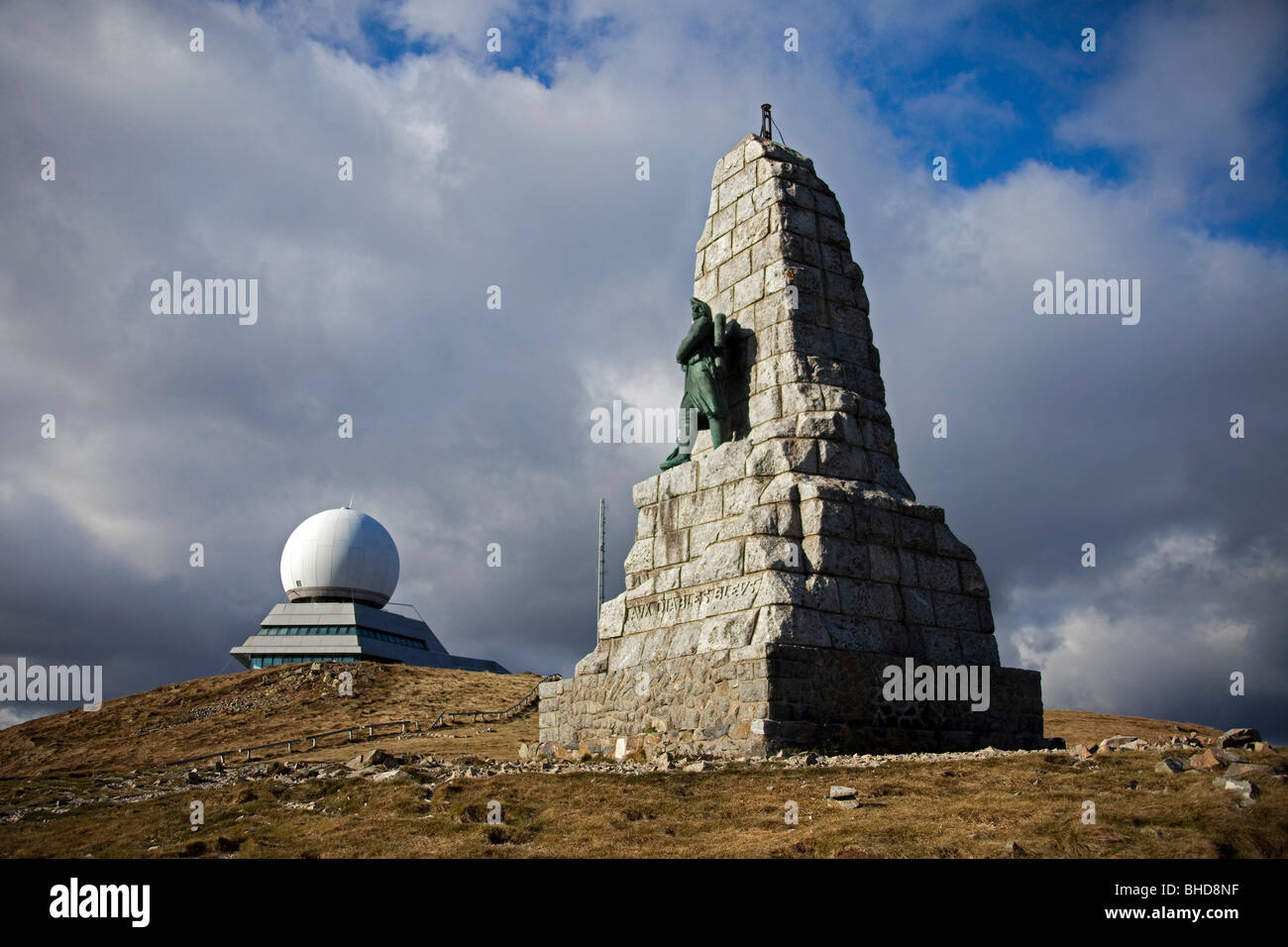 Ballon de Guebwiller. Le Grand Ballon. Blick auf die Radom - Radarstation Kommunikation. + Diables Bleus Denkmal. 099459 Alsace Stockfoto