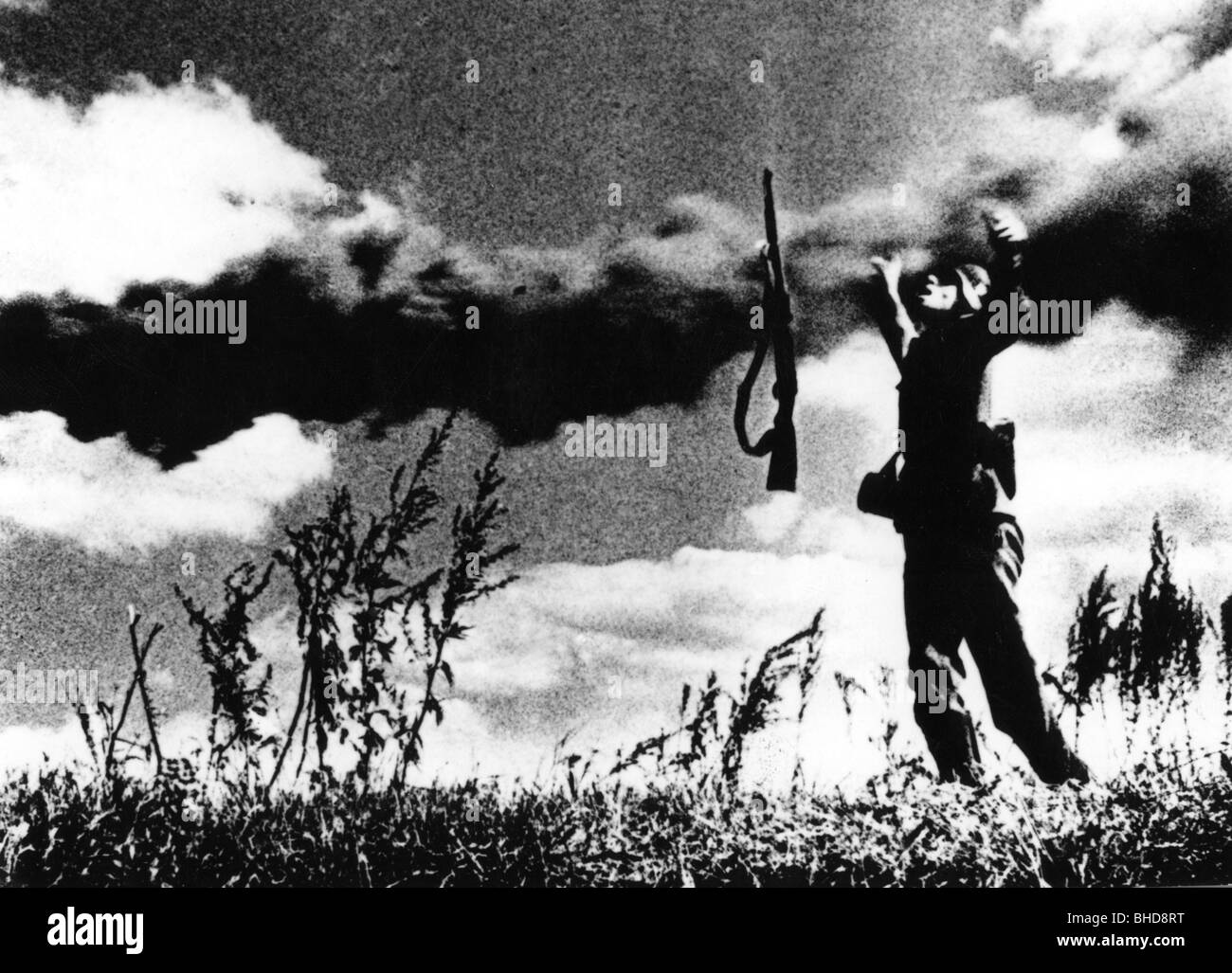 Ereignisse, Zweiter Weltkrieg/Zweiter Weltkrieg, deutsche Wehrmacht, fallender deutscher Soldat, deutschland, Drittes Reich, Militär, 20. Jahrhundert, historisch, historisch, Tod, Sterben, Verluste, Nationalsozialismus, Nationalsozialismus, vierziger Jahre, Menschen, Stockfoto