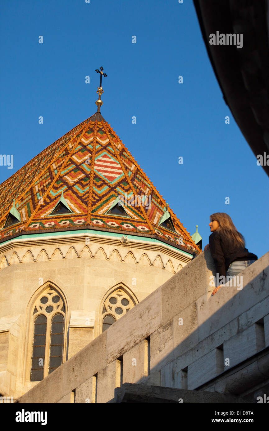 Ein Mädchen in der Fischerbastei Matyas Kirche anzusehen Stockfoto