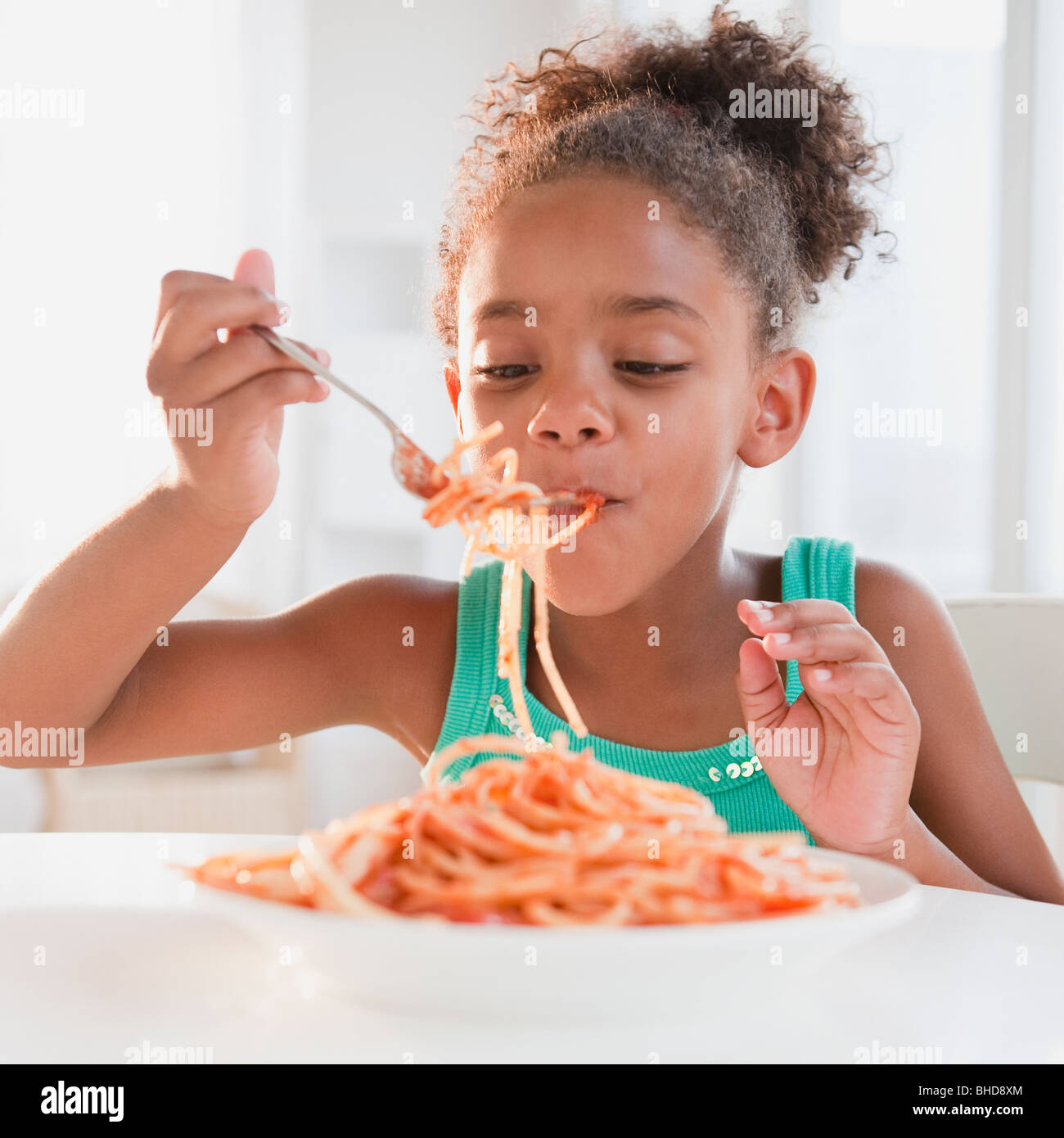Gemischte Rassen Mädchen essen spaghetti Stockfoto