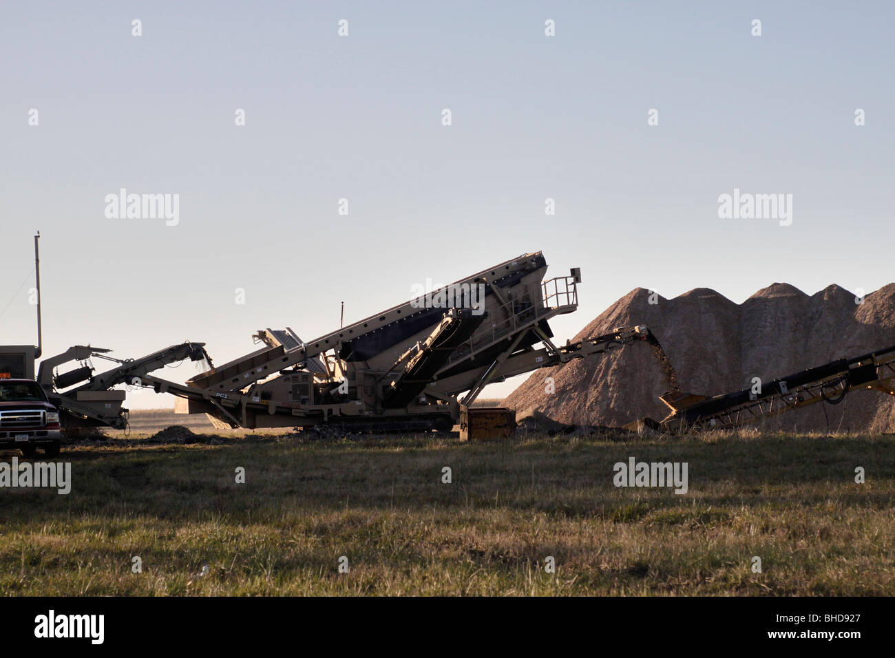 Große Maschinen, recycling-Baustoffe vor dem Abriss Stockfoto