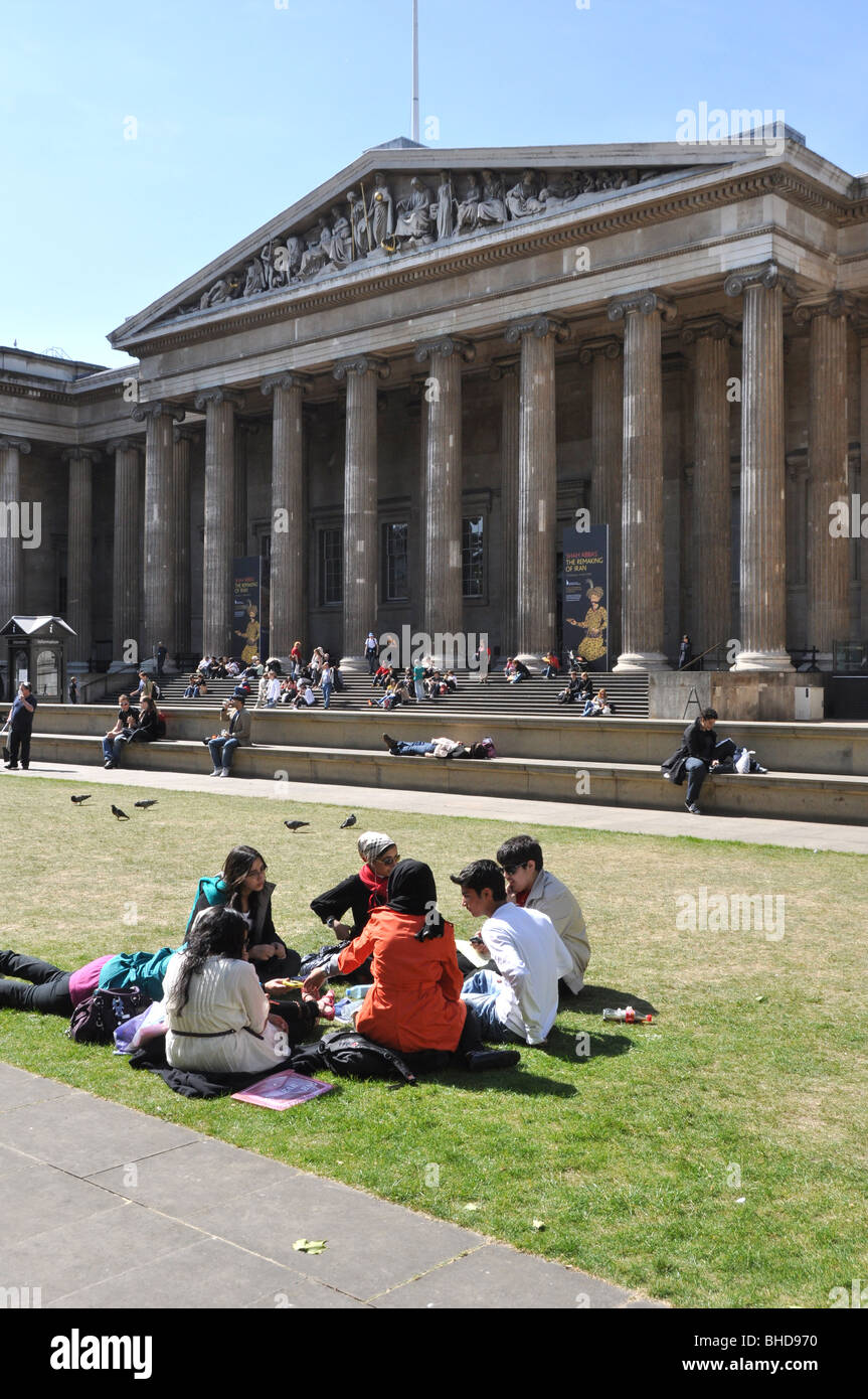 Picknick auf dem Rasen im British Museum Stockfoto