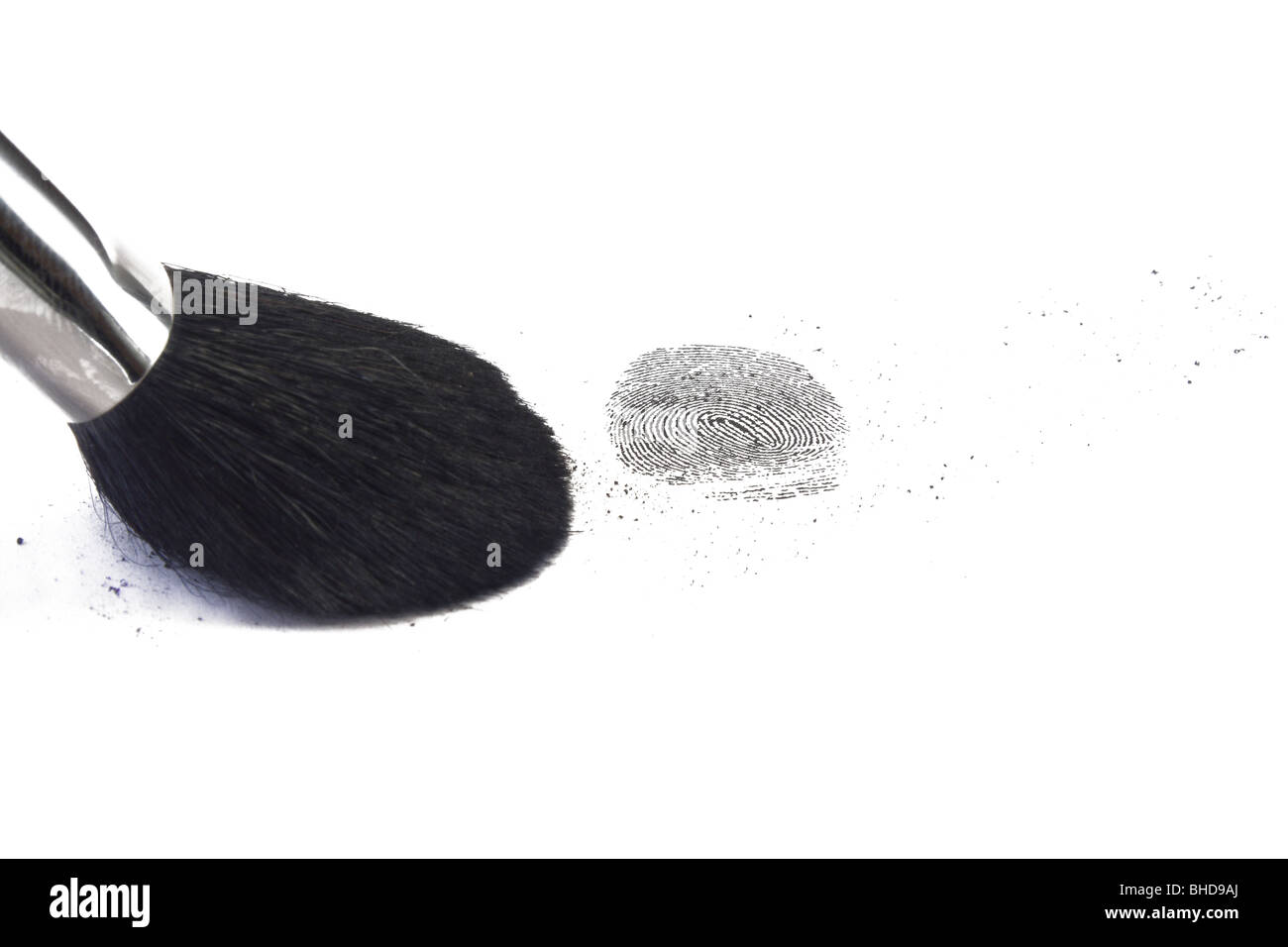 Pinsel und Fingerabdruck isoliert auf schwarz Stockfoto