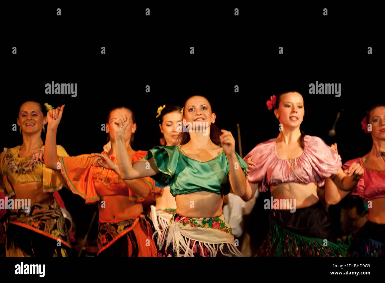 Eine typische traditionelle Chor und Tanz-Show im Four Seasons theater Stockfoto