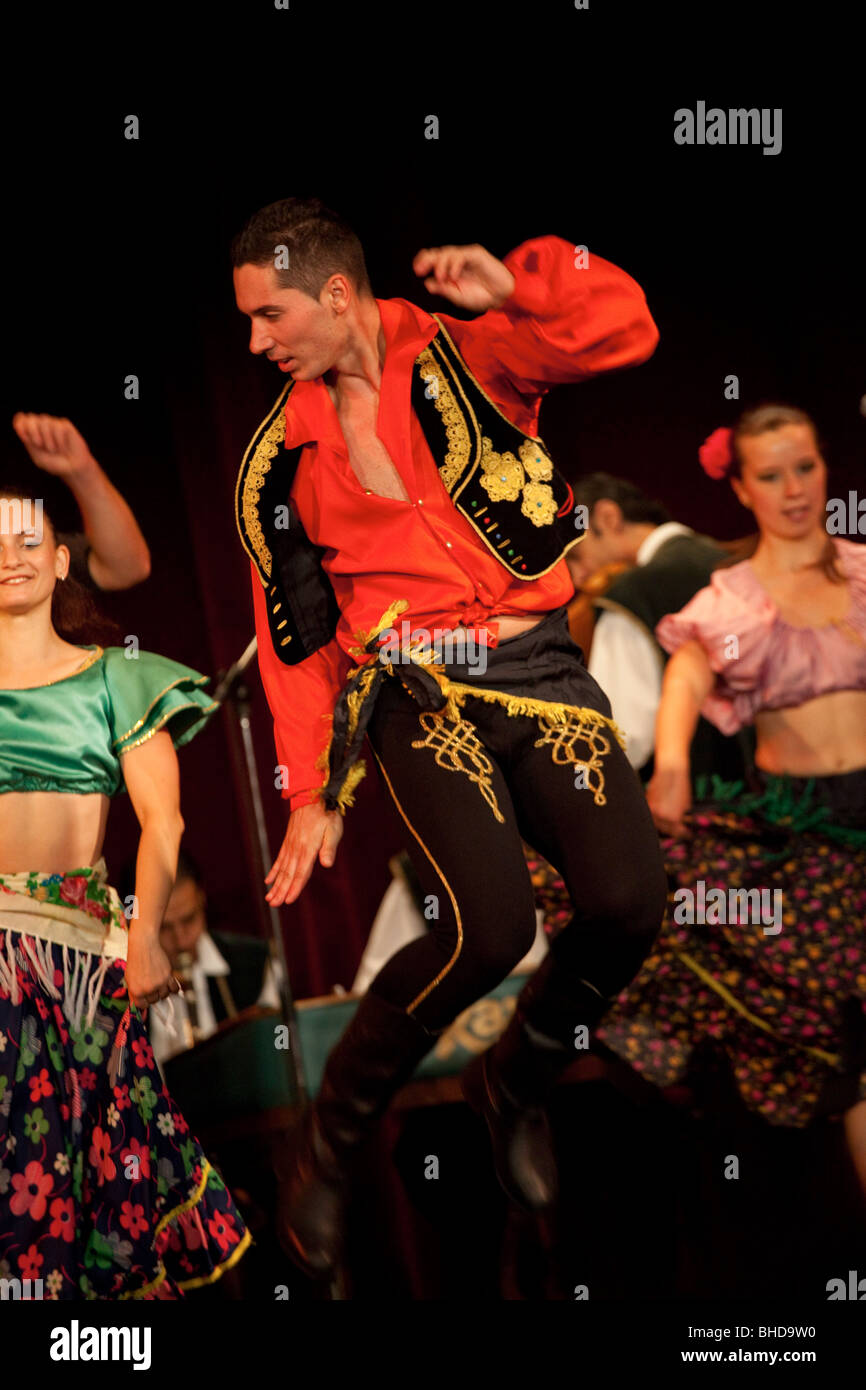 Eine typische traditionelle Chor und Tanz-Show im Four Seasons theater Stockfoto