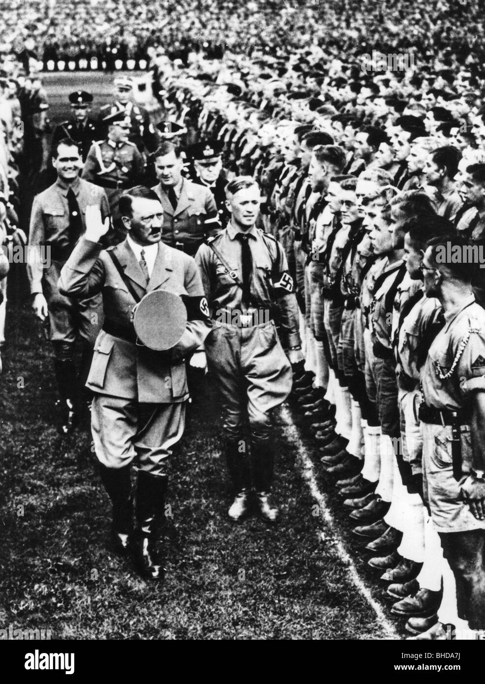 Hitler, Adolf, 20.4.1889 - 30.4.1945, deutscher Politiker, halbe Länge, mit Rudolf Hess, Baldur von Schirach, der eine Ausbildung der Hitlerjugend inspiziert, bei der Rallye Nürnberg, 1935, Stockfoto
