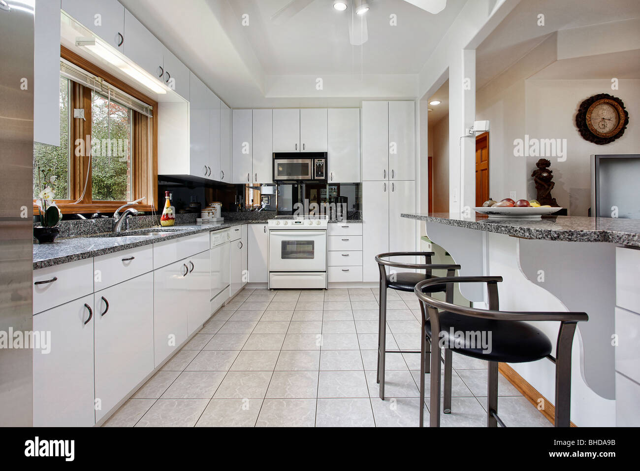 Küche im Luxus-Haus mit weißen Schränke Stockfoto