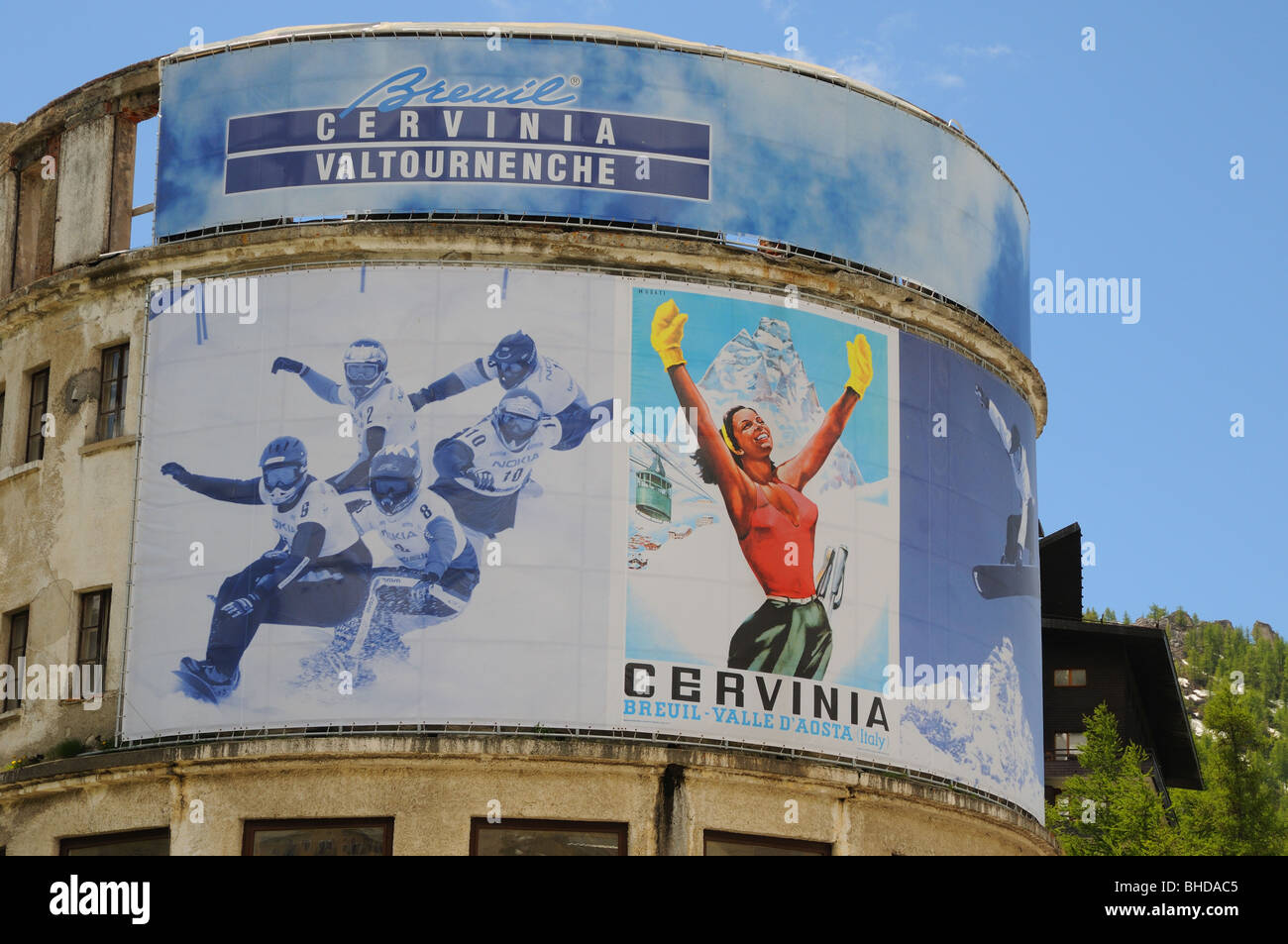 30er Jahre Stil, Plakate, Skifahren und Wintersport im Dorf Breuil Cervinia Italien Stockfoto