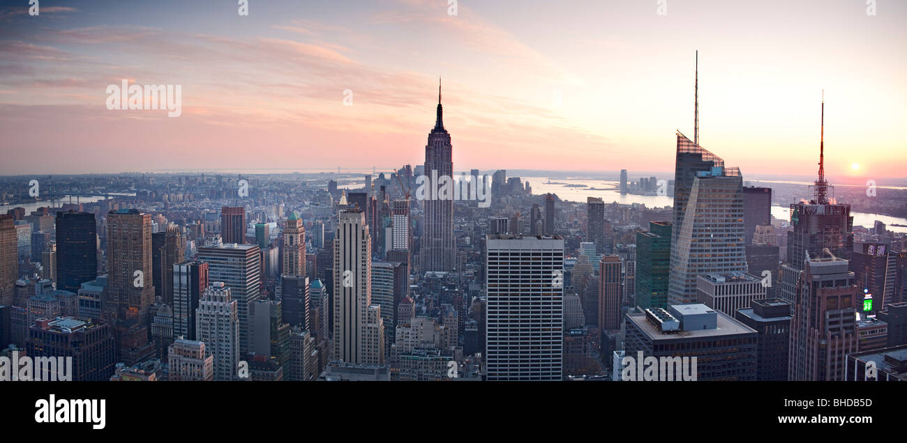 Erhöhten Blick auf das Empire State building bei Sonnenuntergang angesehen Stockfoto