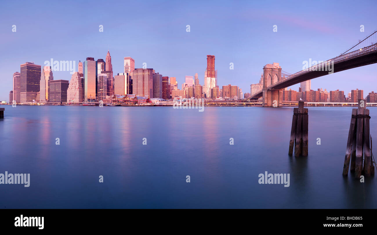 Skyline von Manhatten und Brooklyn Bridge gesehen von Long Island Stockfoto