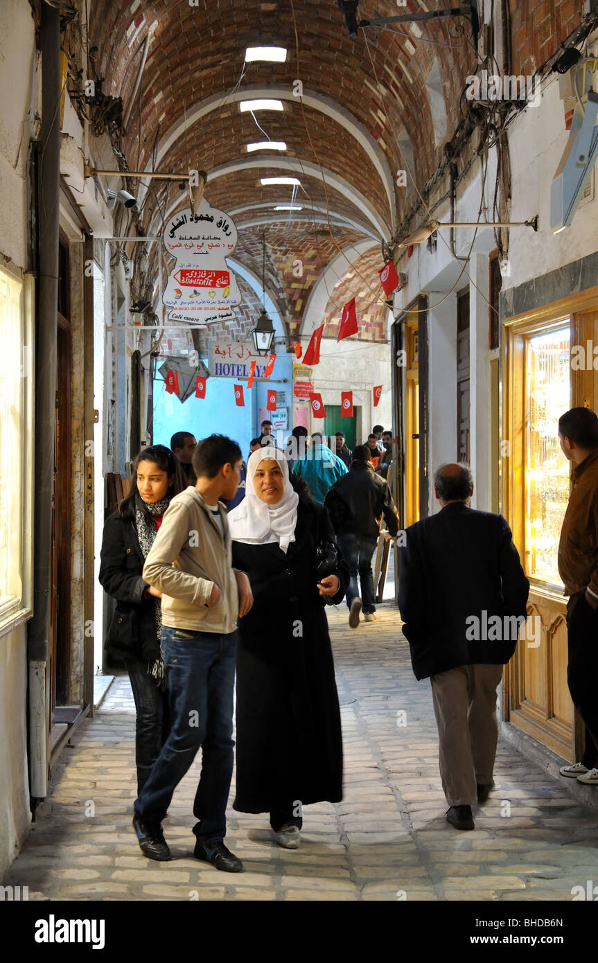Gassen mit Geschäften, Medina von Sousse, Tunesien, Sousse, Sousse Governorate abgedeckt Stockfoto