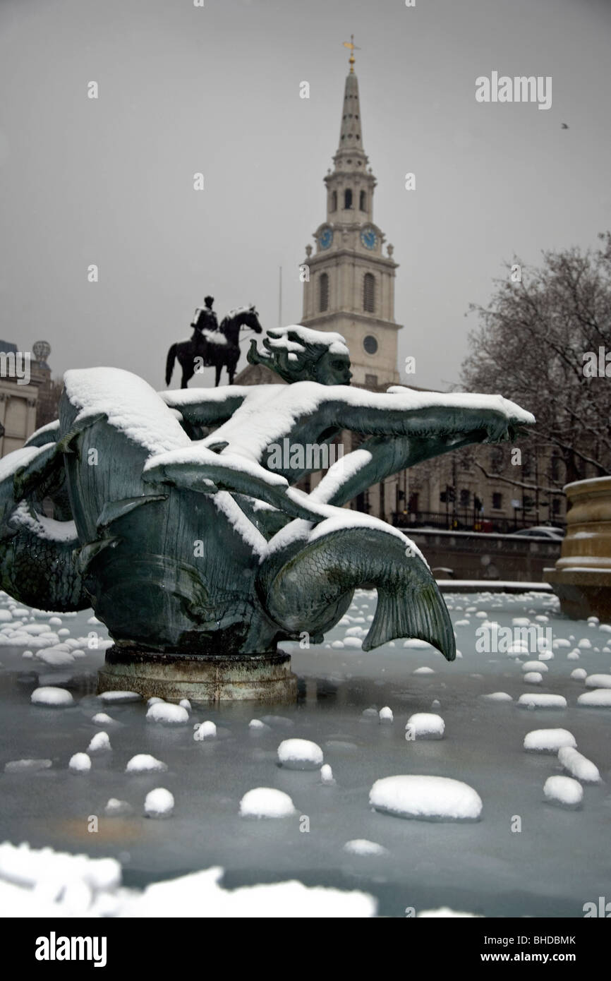 verschneite Trafalgar Square in london Stockfoto