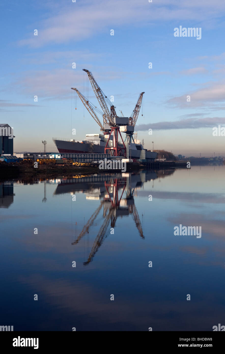 Schweres Heben Schiff Hof Krane spiegelt sich in den Fluss Clyde, Glasgow, Schottland. Stockfoto